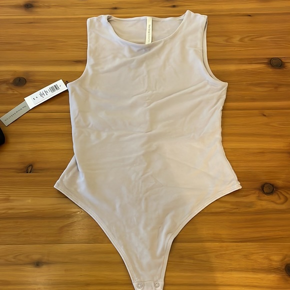 Aritzia lot. Two shirts - Picture 4 of 5